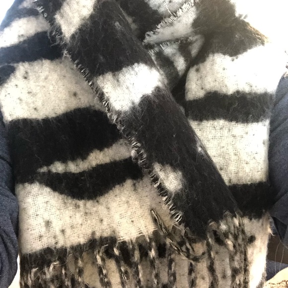 H&M Large winter scarf 🧣 - Picture 3 of 3